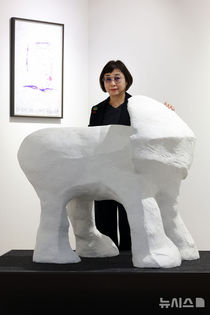 [서울=뉴시스] 박진희 기자 = 시각장애인 미술 교육 프로젝트를 이끌어오며 ‘보는 것’의 의미를 지속적으로 탐구해 온 작가 엄정순이 26일 서울 종로구 학고재에서 작품을 설명하고 있다. 2026.02.26. pak7130@newsis.com