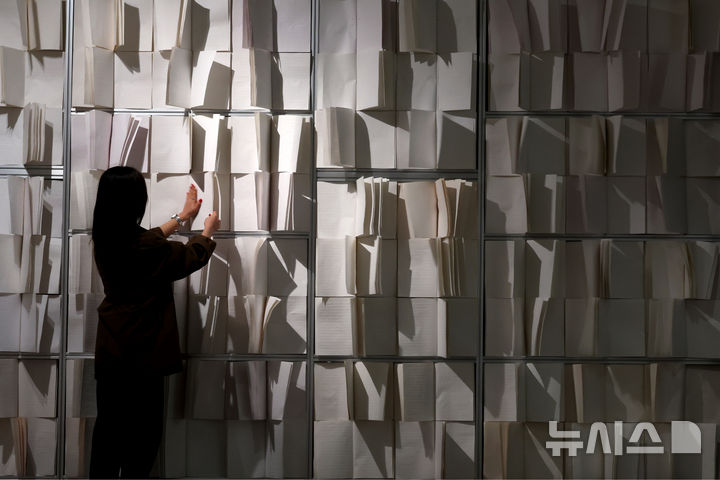 [서울=뉴시스] 박진희 기자 = 학고재는 26일 서울 종로구 학고재에서 엄정순 작가의 개인전 '보푸라기 - 촉각적 사건' 기자간담회를 갖고 작가의 주요 작품을 선보이고 있다. 이번 전시는 우리가 당연하게 여겨온 시각 중심적 관념을 흔들며, 감각과 인식에 대한 새로운 성찰의 장을 느낄 수 있다. 2026.02.26. pak7130@newsis.com