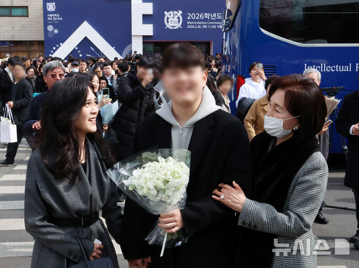 이부진, 아들 서울대 입학식 찾아 환한 미소… 홍라희도 함께 [뉴시스Pic]