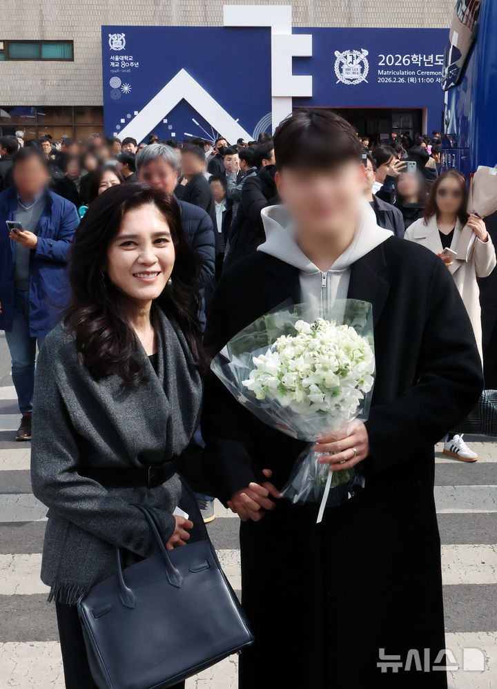 [서울=뉴시스] 조성우 기자 = 이부진 호텔신라 사장이 26일 서울 관악구 서울대학교에서 열린 2026학년도 입학식에서 이 사장의 장남 임동현 군의 입학을 축하하고 있다. 2026.02.26. xconfind@newsis.com