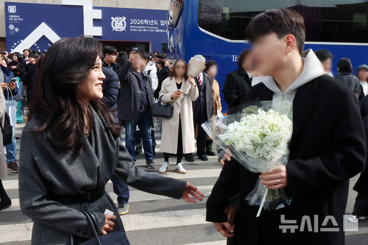 [서울=뉴시스] 조성우 기자 = 이부진 호텔신라 사장이 26일 서울 관악구 서울대학교에서 열린 2026학년도 입학식에서 장남 임동현 군의 입학을 축하하고 있다. 2026.02.26. xconfind@newsis.com