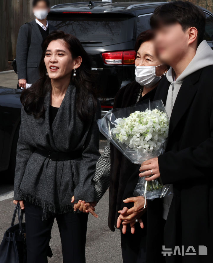 [서울=뉴시스] 조성우 기자 = 이부진(왼쪽) 호텔신라 사장과 홍라희 리움미술관 명예관장이 26일 서울 관악구 서울대학교에서 열린 2026학년도 입학식에서 이 사장의 장남 임동현 군의 입학을 축하하고 있다. 2026.02.26. xconfind@newsis.com