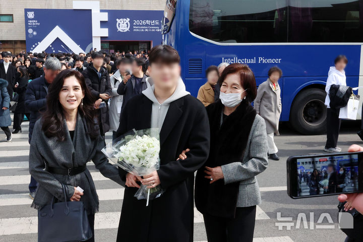 [서울=뉴시스] 조성우 기자 = 이부진(왼쪽) 호텔신라 사장과 홍라희 라움미술관 명예관장이 26일 서울 관악구 서울대학교에서 열린 2026학년도 입학식에서 이 사장의 장남 임동현 군의 입학을 축하하고 있다. 2026.02.26. xconfind@newsis.com
