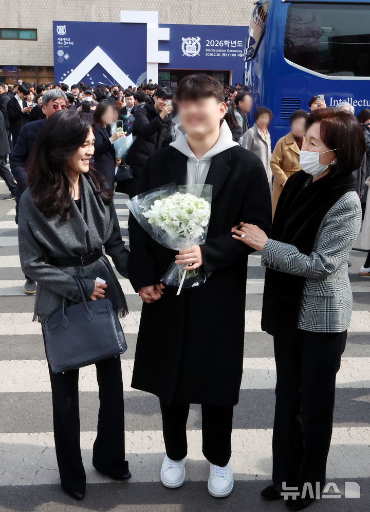 [서울=뉴시스] 조성우 기자 = 이부진(왼쪽) 호텔신라 사장과 홍라희 리움미술관 명예관장이 26일 서울 관악구 서울대학교에서 열린 2026학년도 입학식에서 이 사장의 장남 임동현 군의 입학을 축하하고 있다. 2026.02.26. xconfind@newsis.com