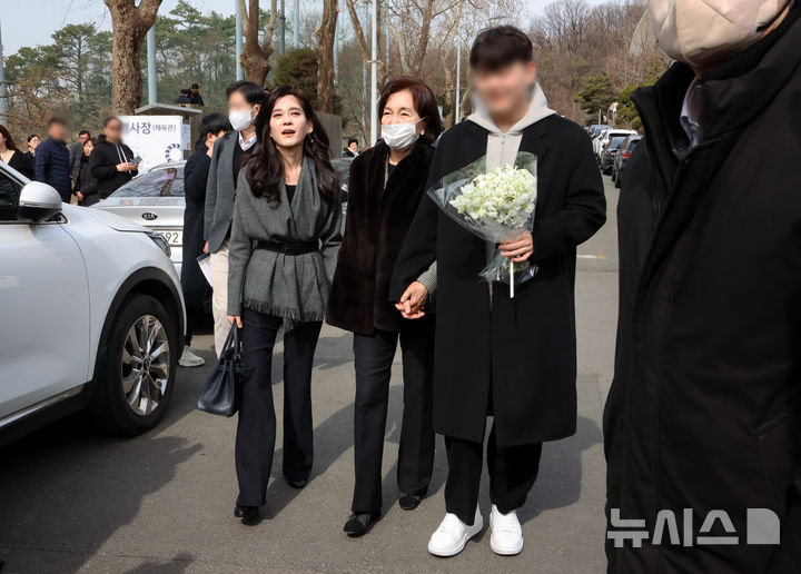 [서울=뉴시스] 조성우 기자 = 이부진(왼쪽) 호텔신라 사장과 홍라희 라움미술관 명예관장이 26일 서울 관악구 서울대학교에서 열린 2026학년도 입학식에서 이 사장의 장남 임동현 군의 입학을 축하하고 있다. 2026.02.26. xconfind@newsis.com