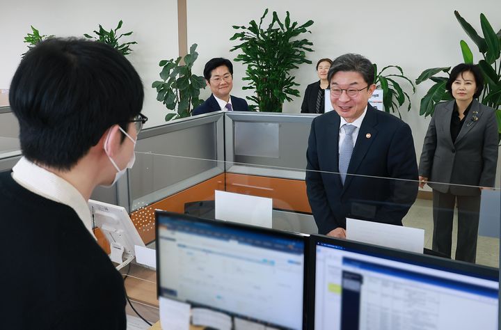 [서울=뉴시스] 이억원 금융위원장이 26일 서울 광진구 신용회복위원회 광진 서민금융통합지원센터를 둘러보고 있다. (사진=금융위원회 제공) 2026.02.26. photo@newsis.com *재판매 및 DB 금지