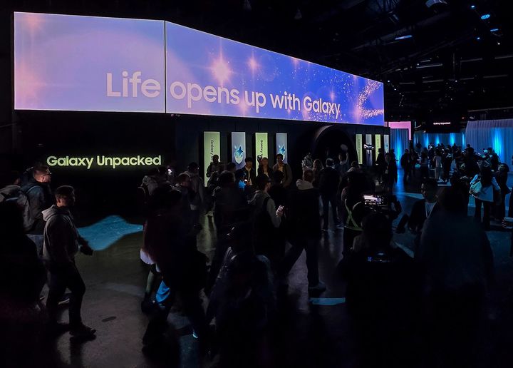 [서울=뉴시스] 25일(현지 시간) 미국 샌프란시스코에서 열린 '갤럭시 언팩 2026'에서 관람객들이 이동하고 있다. (사진=삼성전자 제공) 2026.02.26. photo@newsis.com *재판매 및 DB 금지