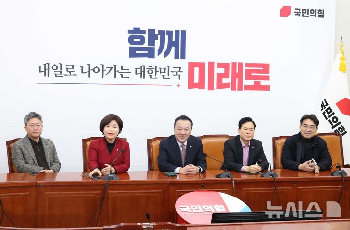 [서울=뉴시스] 조성봉 기자 = 박정하(왼쪽부터), 조은희, 엄태영,김승수, 이성권 국민의힘 의원들이 26일 오후 서울 여의도 국회에서 당내 현안 관련 회동을 가지고 있다. 2026.02.26. suncho21@newsis.com