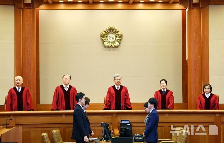 [서울=뉴시스] 최진석 기자 = 김상환 헌법재판소장을 비롯한 헌법재판관들이 지난달 26일 서울 종로구 헌법재판소 대심판정에서 열린 2월 심판사건 선고를 위해 입장하고 있다. 2026.03.01. myjs@newsis.com