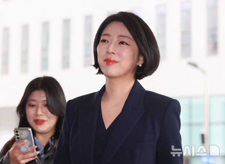 [서울=뉴시스] 황준선 기자 =배현진 국민의힘 의원이 26일 오후 서울 양천구 서울남부지방법원에서 열린 국민의힘 당원권 1년 정지 징계 효력정지 가처분 신청 첫 심문기일에 출석하고 있다. 2026.02.26. hwang@newsis.com