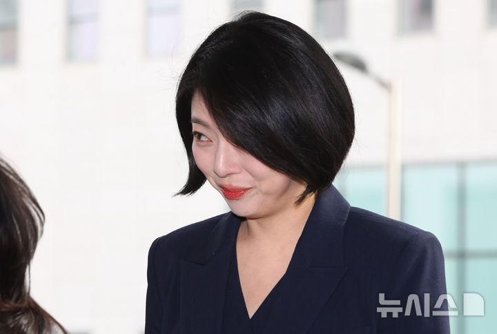 [서울=뉴시스] 황준선 기자 =배현진 국민의힘 의원이 26일 오후 서울 양천구 서울남부지방법원에서 열린 국민의힘 당원권 1년 정지 징계 효력정지 가처분 신청 첫 심문기일에 출석하고 있다. 2026.02.26. hwang@newsis.com