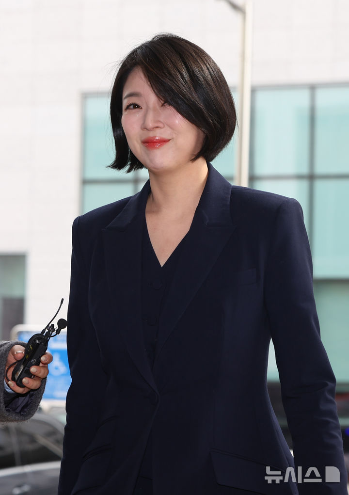 [서울=뉴시스] 황준선 기자 =배현진 국민의힘 의원이 26일 오후 서울 양천구 서울남부지방법원에서 열린 국민의힘 당원권 1년 정지 징계 효력정지 가처분 신청 첫 심문기일에 출석하고 있다. 2026.02.26. hwang@newsis.com