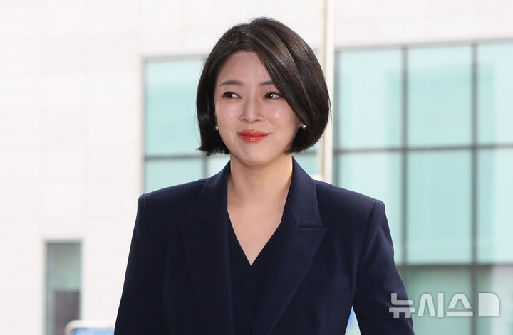 [서울=뉴시스] 황준선 기자 =배현진 국민의힘 의원이 26일 오후 서울 양천구 서울남부지방법원에서 열린 국민의힘 당원권 1년 정지 징계 효력정지 가처분 신청 첫 심문기일에 출석하고 있다. 2026.02.26. hwang@newsis.com