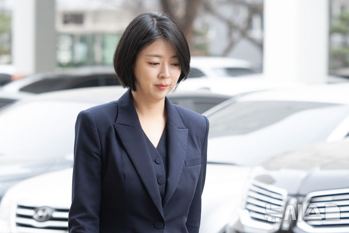 [서울=뉴시스] 황준선 기자 =배현진 국민의힘 의원이 26일 오후 서울 양천구 서울남부지방법원에서 열린 국민의힘 당원권 1년 정지 징계 효력정지 가처분 신청 첫 심문기일에 출석하고 있다. 2026.02.26. hwang@newsis.com