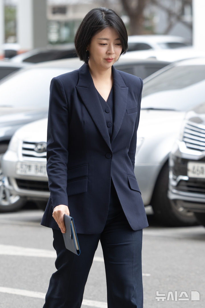 [서울=뉴시스] 황준선 기자 =배현진 국민의힘 의원이 26일 오후 서울 양천구 서울남부지방법원에서 열린 국민의힘 당원권 1년 정지 징계 효력정지 가처분 신청 첫 심문기일에 출석하고 있다. 2026.02.26. hwang@newsis.com