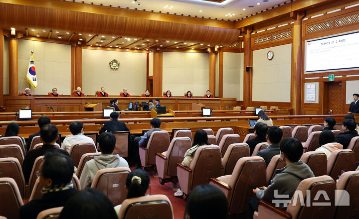 [서울=뉴시스] 최진석 기자 = 김상환 헌법재판소장을 비롯한 헌법재판관들이 지난달 26일 서울 종로구 헌법재판소 대심판정에서 열린 2월 심판사건 선고를 위해 착석해 있다. 2026.03.03. myjs@newsis.com