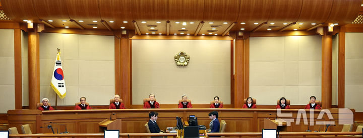 [서울=뉴시스] 최진석 기자 = 김상환 헌법재판소장을 비롯한 헌법재판관들이 지난달 26일 서울 종로구 헌법재판소 대심판정에서 열린 2월 심판사건 선고를 위해 착석해 있다. 2026.03.11. myjs@newsis.com