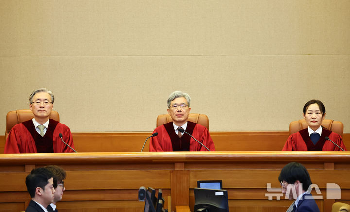 [서울=뉴시스] 최진석 기자 = 김상환 헌법재판소장을 비롯한 헌법재판관들이 26일 서울 종로구 헌법재판소 대심판정에서 열린 2월 심판사건 선고를 위해 착석해 있다. 2026.02.26. myjs@newsis.com
