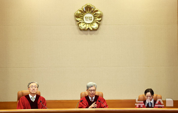 [서울=뉴시스] 최진석 기자 = 옥외집회 사전 신고 의무룰 위반한 이들을 예외 없이 처벌하도록 하는 집회 및 시위에 관한 법률 조항이 헌법재판소에서 헌법불합치 결정을 받았다. 다만 헌재는 사전신고 의무에 대해선 합헌이라고 판단했다. 사진은 김상환 헌법재판소장을 비롯한 헌법재판관들이 26일 서울 종로구 헌법재판소 대심판정에서 열린 2월 심판사건 선고를 위해 착석해 있는 모습. 2026.02.26. myjs@newsis.com