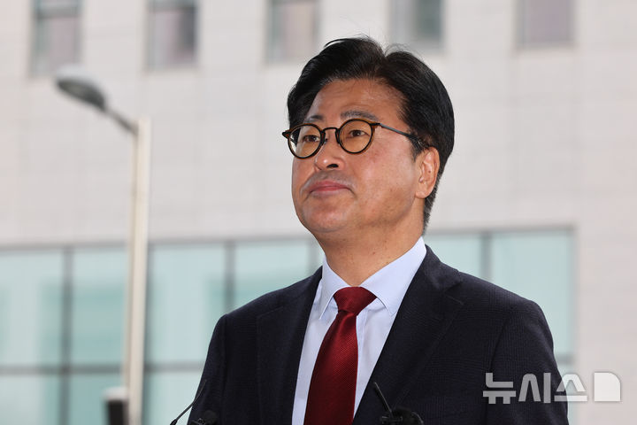 [서울=뉴시스] 황준선 기자 = 김종혁 전 국민의힘 최고위원이 지난달 26일 오후 서울 양천구 서울남부지방법원에서 열린 국민의힘 당원권 1년 정지 징계 효력정지 가처분 신청 첫 심문기일에 출석하고 있다. 2026.02.26. hwang@newsis.com