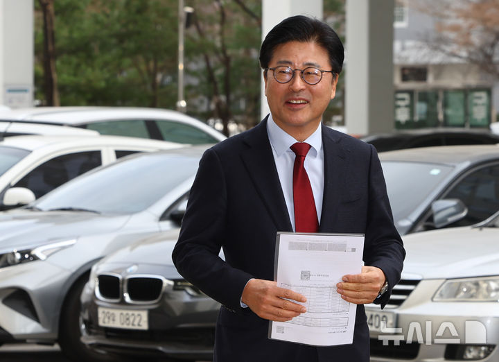 [서울=뉴시스] 황준선 기자 = 김종혁 전 국민의힘 최고위원이 26일 오후 서울 양천구 서울남부지방법원에서 열린 국민의힘 당원권 1년 정지 징계 효력정지 가처분 신청 첫 심문기일에 출석하고 있다. 2026.02.26. hwang@newsis.com