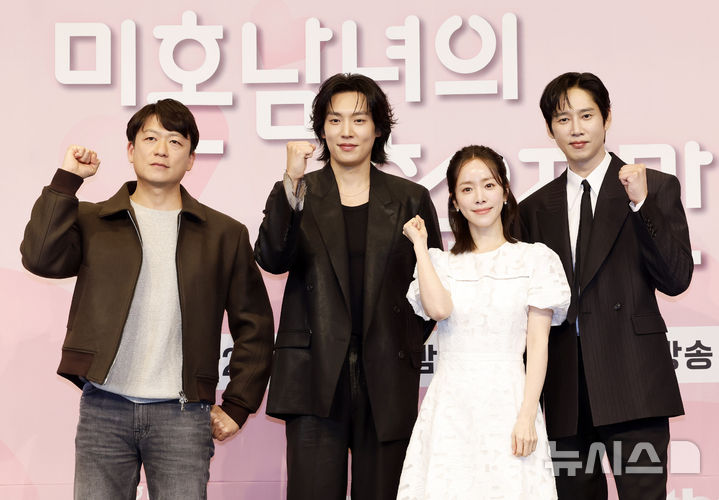 [서울=뉴시스] 김혜진 기자 = 이재훈 감독(왼쪽부터), 배우 이기택, 한지민, 박성훈이 26일 서울 구로구 더링크 호텔에서 열린 JTBC 새 토일드라마 '미혼남녀의 효율적 만남' 제작발표회에서 포즈를 취하고 있다. 2026.02.26. jini@newsis.com