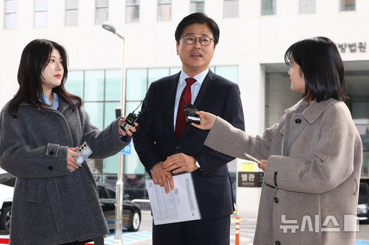 [서울=뉴시스] 황준선 기자 = 김종혁 전 국민의힘 최고위원이 26일 오후 서울 양천구 서울남부지방법원에서 열린 국민의힘 당원권 1년 정지 징계 효력정지 가처분 신청 첫 심문기일에 출석하며 입장을 밝히고 있다. 2026.02.26. hwang@newsis.com