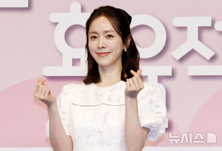 [서울=뉴시스] 김혜진 기자 = 배우 한지민이 26일 서울 구로구 더링크 호텔에서 열린 JTBC 새 토일드라마 '미혼남녀의 효율적 만남' 제작발표회에서 포즈를 취하고 있다. 2026.02.26. jini@newsis.com