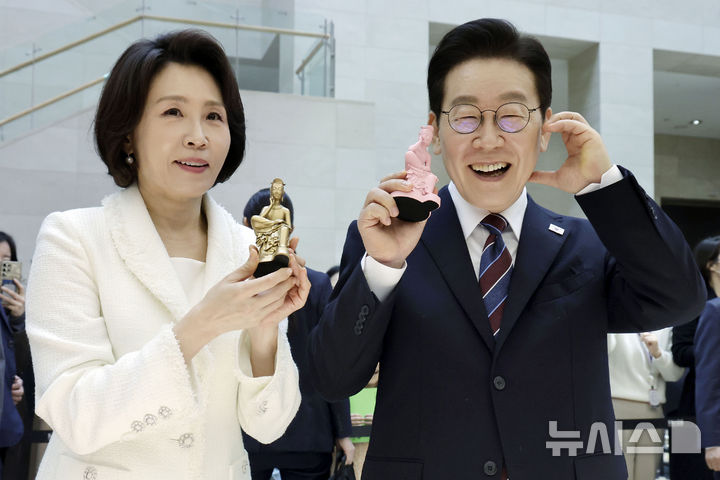 [서울=뉴시스] 최동준 기자 = 이재명 대통령과 김혜경 여사가 26일 서울 용산구 국립중앙박물관을 방문해 반가사유상 기념품을 들고 기념촬영을 하고 있다. 2026.02.26. photocdj@newsis.com