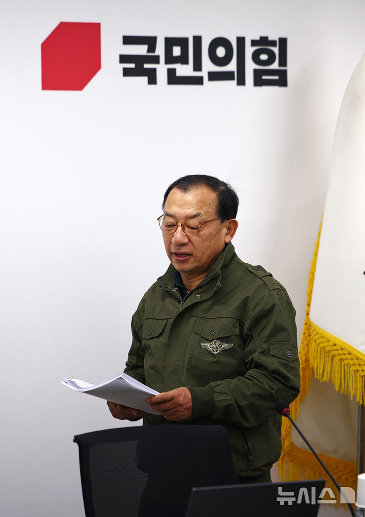 [서울=뉴시스] 김명년 기자 = 이정현 국민의힘 공천관리위원장이 26일 오후 서울 여의도 중앙당사에서 열린 제9회 전국동시지방선거 중앙당 공관위 3차 회의에 입장하고 있다. 2026.02.26. kmn@newsis.com