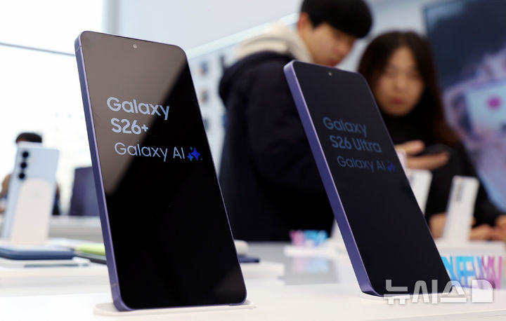 [서울=뉴시스] 김진아 기자 = 삼성전자가 인공지능(AI) 기능을 대폭 강화한 '갤럭시 S26' 시리즈가 공개된 26일 서울 서초구 삼성 강남에 '갤S26 시리즈'가 진열돼 있다. S26 시리즈는 갤럭시 S26 울트라, 갤럭시 S26플러스, 갤럭시 S26까지 총 3개 모델로 3월11일부터 한국, 미국, 영국, 인도, 베트남 등 전 세계 120여개 국가에 순차적으로 출시한다. 국내 사전 판매는 2월27일부터 3월5일까지 7일간 진행된다. 2026.02.26. bluesoda@newsis.com