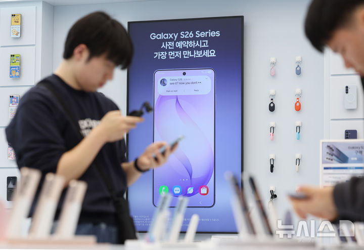 [서울=뉴시스] 김진아 기자 = 삼성전자가 인공지능(AI) 기능을 대폭 강화한 '갤럭시 S26' 시리즈가 공개된 26일 서울 서초구 삼성 강남에 '갤S26 시리즈'가 진열돼 있다. S26 시리즈는 갤럭시 S26 울트라, 갤럭시 S26플러스, 갤럭시 S26까지 총 3개 모델로 3월11일부터 한국, 미국, 영국, 인도, 베트남 등 전 세계 120여개 국가에 순차적으로 출시한다. 국내 사전 판매는 2월27일부터 3월5일까지 7일간 진행된다. 2026.02.26. bluesoda@newsis.com