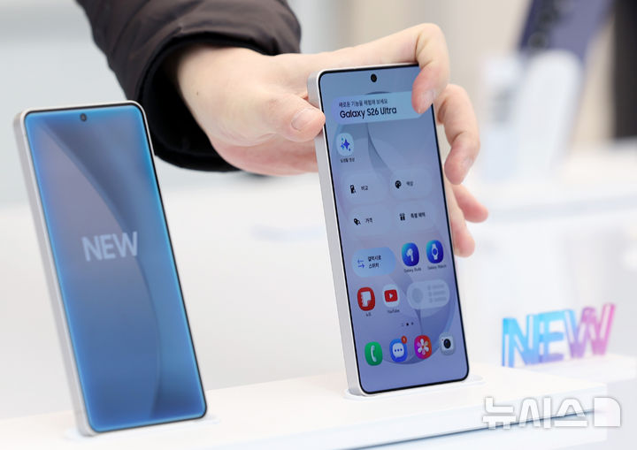 [서울=뉴시스] 김진아 기자 = 삼성전자가 인공지능(AI) 기능을 대폭 강화한 '갤럭시 S26' 시리즈가 공개된 26일 서울 서초구 삼성 강남에 '갤S26 시리즈'가 진열돼 있다. S26 시리즈는 갤럭시 S26 울트라, 갤럭시 S26플러스, 갤럭시 S26까지 총 3개 모델로 3월11일부터 한국, 미국, 영국, 인도, 베트남 등 전 세계 120여개 국가에 순차적으로 출시한다. 국내 사전 판매는 2월27일부터 3월5일까지 7일간 진행된다. 2026.02.26. bluesoda@newsis.com