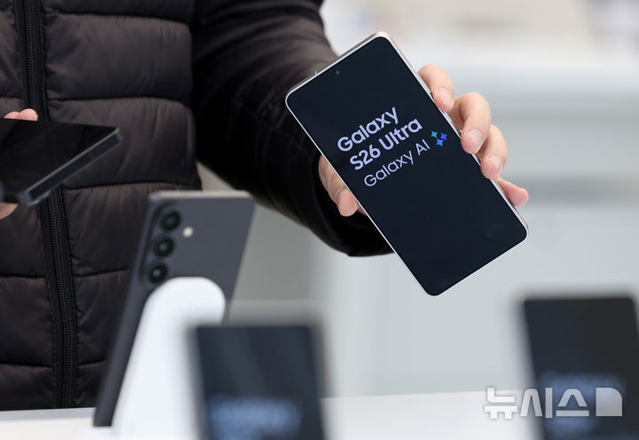 [서울=뉴시스] 김진아 기자 = 삼성전자가 인공지능(AI) 기능을 대폭 강화한 '갤럭시 S26' 시리즈가 공개된 26일 서울 서초구 삼성 강남에 '갤S26 시리즈'가 진열돼 있다. S26 시리즈는 갤럭시 S26 울트라, 갤럭시 S26플러스, 갤럭시 S26까지 총 3개 모델로 3월11일부터 한국, 미국, 영국, 인도, 베트남 등 전 세계 120여개 국가에 순차적으로 출시한다. 국내 사전 판매는 2월27일부터 3월5일까지 7일간 진행된다. 2026.02.26. bluesoda@newsis.com