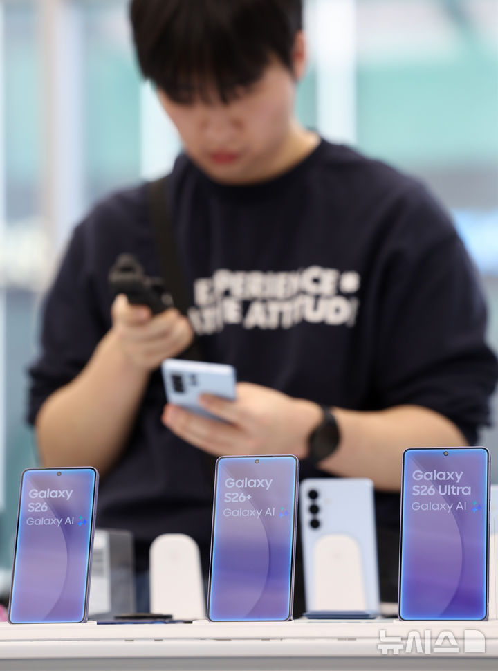 [서울=뉴시스] 김진아 기자 = 삼성전자가 인공지능(AI) 기능을 대폭 강화한 '갤럭시 S26' 시리즈가 공개된 26일 서울 서초구 삼성 강남에 '갤S26 시리즈'가 진열돼 있다. S26 시리즈는 갤럭시 S26 울트라, 갤럭시 S26플러스, 갤럭시 S26까지 총 3개 모델로 3월11일부터 한국, 미국, 영국, 인도, 베트남 등 전 세계 120여개 국가에 순차적으로 출시한다. 국내 사전 판매는 2월27일부터 3월5일까지 7일간 진행된다. 2026.02.26. bluesoda@newsis.com