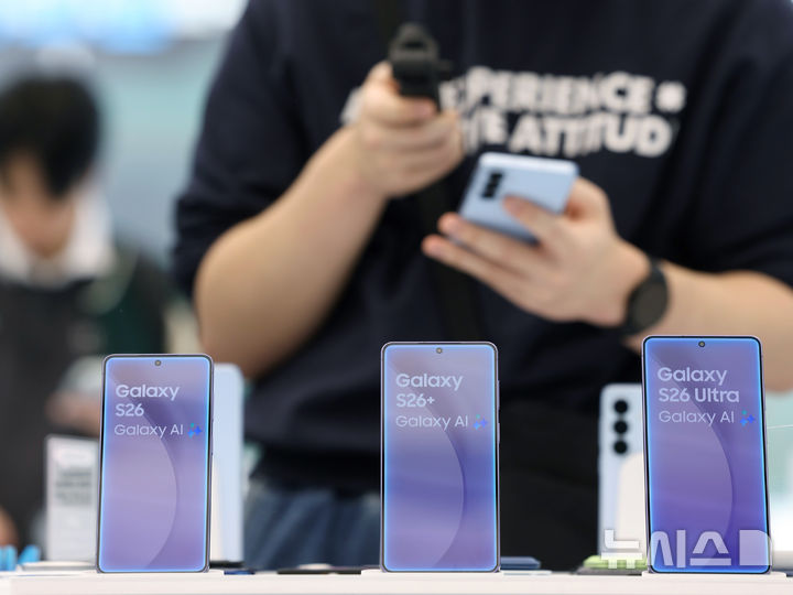[서울=뉴시스] 김진아 기자 = 삼성전자가 인공지능(AI) 기능을 대폭 강화한 '갤럭시 S26' 시리즈가 공개된 26일 서울 서초구 삼성 강남에 '갤S26 시리즈'가 진열돼 있다. S26 시리즈는 갤럭시 S26 울트라, 갤럭시 S26플러스, 갤럭시 S26까지 총 3개 모델로 3월11일부터 한국, 미국, 영국, 인도, 베트남 등 전 세계 120여개 국가에 순차적으로 출시한다. 국내 사전 판매는 2월27일부터 3월5일까지 7일간 진행된다. 2026.02.26. bluesoda@newsis.com