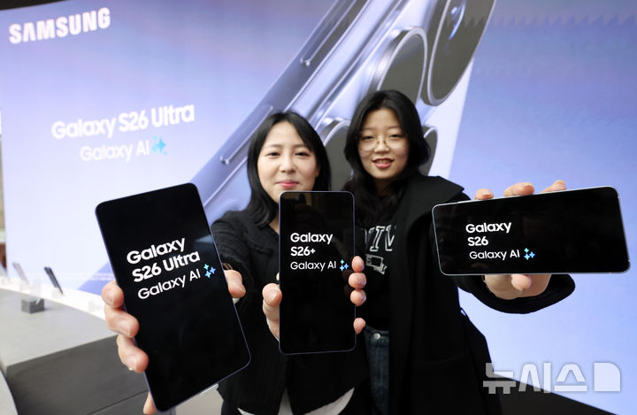 [서울=뉴시스] 배훈식 기자 = 삼성전자 신제품 갤럭시 S26 시리즈 사전판매를 하루 앞둔 26일 오후 서울 종로구 KT 온맞이 광화문 플래그십매장에서 모델들이 삼성 갤럭시 S26 울트라를 선보이고 있다. 갤럭시 S26 시리즈는 삼성과 구글이 공동 개발한 모바일용 인공지능 운영체제(AI OS)를 최초로 탑재했다. 2026.02.26. dahora83@newsis.com