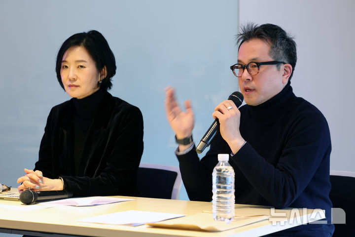 [서울=뉴시스] 박진희 기자 = 하이브 아트페어 김정연(왼쪽) 디렉터와 김동현 이사가 26일 서울 종로구 서머셋 팰리스 서울에서 '하이브아트페어(HIVE ART FAIR)' 설명회를 하고 있다. ‘하이브(Hive)’는 육각형 벌집 구조에서 착안한 명칭으로, 집단의 유기적 협력과 확장성을 상징한다. 2026.02.26. pak7130@newsis.com