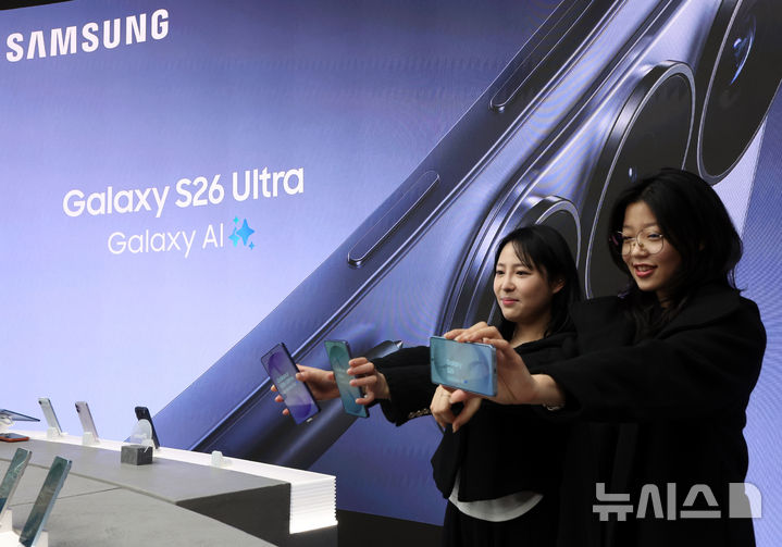 [서울=뉴시스] 배훈식 기자 = 삼성전자 신제품 갤럭시 S26 시리즈 사전판매를 하루 앞둔 26일 오후 서울 종로구 KT 온맞이 광화문 플래그십매장에서 모델들이 삼성 갤럭시 S26 울트라를 선보이고 있다. 갤럭시 S26 시리즈는 삼성과 구글이 공동 개발한 모바일용 인공지능 운영체제(AI OS)를 최초로 탑재했다. 2026.02.26. dahora83@newsis.com