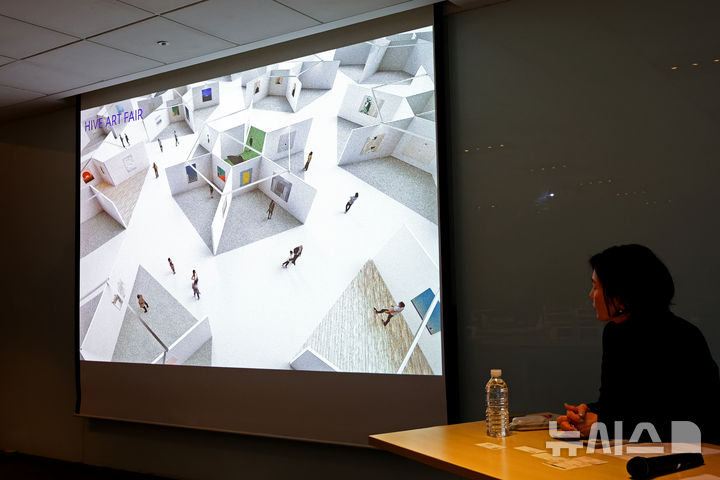 [서울=뉴시스] 박진희 기자 = 김정연 하이브 아트페어 디렉터가 부스비 전면 폐지를 선언하고 '하이브아트페어(HIVE ART FAIR)'를 설명하고 있다. ‘하이브(Hive)’는 육각형 벌집 구조에서 착안한 명칭으로, 집단의 유기적 협력과 확장성을 상징한다. 2026.02.26. pak7130@newsis.com