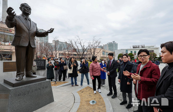 [대구=뉴시스] 이무열 기자 = 한동훈 전 국민의힘 대표가 26일 대구 북구 대구삼성창조캠퍼스를 찾아 삼성그룹 창업주인 이병철 회장의 동상을 살펴보고 있다. 2026.02.26. lmy@newsis.com