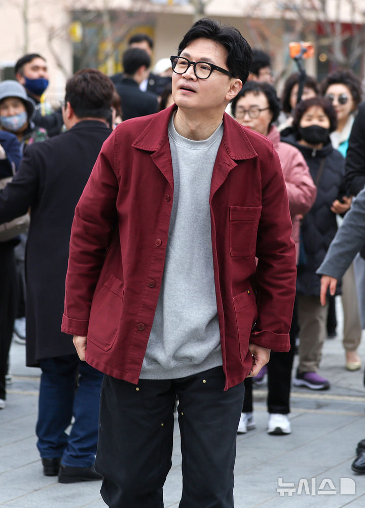 [대구=뉴시스] 이무열 기자 = 한동훈 전 국민의힘 대표가 26일 대구 북구 대구삼성창조캠퍼스를 찾아 이동하고 있다. 2026.02.26. lmy@newsis.com