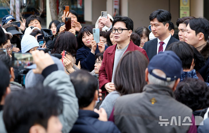 [대구=뉴시스] 이무열 기자 = 한동훈 전 국민의힘 대표가 26일 대구 북구 대구삼성창조캠퍼스를 찾아 지역 소상공인 간담회에 앞서 취재진 질문에 답하고 있다. 2026.02.26. lmy@newsis.com