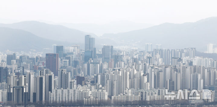 [서울=뉴시스] 김혜진 기자 = 26일 한국부동산원이 발표한 2월 넷째주(23일 기준) 주간 아파트가격 동향에 따르면 서울 아파트 매매가격은 0.11% 상승해 지난해 2월 첫째주 이후 55주 연속 상승세를 이어갔다. 다만 상승 폭은 2월 첫째주 0.27%에서 둘째주 0.22%, 셋째주 0.15%에 이어 이번 주까지 4주 연속 둔화됐다. 사진은 26일 서울 중구 남산에서 서울시내 아파트가 보이고 있다. 2026.02.26. jini@newsis.com