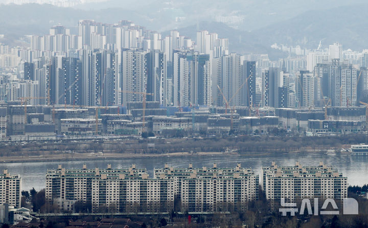 [서울=뉴시스] 김혜진 기자 = 서울 강남3구(강남·서초·송파) 아파트값이 일제히 하락 전환했다. 용산구까지 내림세로 돌아서면서 서울 집값 상승세의 변곡점이 현실화하는 것 아니냐는 관측이 나온다. 26일 한국부동산원이 발표한 2월 넷째주(23일 기준) 주간 아파트가격 동향에 따르면 서울 아파트 매매가격은 0.11% 상승해 지난해 2월 첫째주 이후 55주 연속 상승세를 이어갔다. 다만 상승 폭은 2월 첫째주 0.27%에서 둘째주 0.22%, 셋째주 0.15%에 이어 이번 주까지 4주 연속 둔화됐다. 사진은 26일 서울 중구 남산에서 서울시내 아파트가 보이고 있다. 2026.02.26. jini@newsis.com