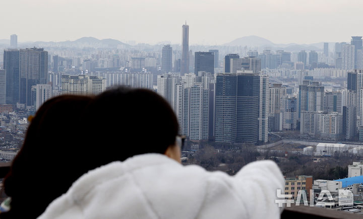 [서울=뉴시스] 김혜진 기자 = 서울 강남3구(강남·서초·송파) 아파트값이 일제히 하락 전환했다. 용산구까지 내림세로 돌아서면서 서울 집값 상승세의 변곡점이 현실화하는 것 아니냐는 관측이 나온다. 26일 한국부동산원이 발표한 2월 넷째주(23일 기준) 주간 아파트가격 동향에 따르면 서울 아파트 매매가격은 0.11% 상승해 지난해 2월 첫째주 이후 55주 연속 상승세를 이어갔다. 다만 상승 폭은 2월 첫째주 0.27%에서 둘째주 0.22%, 셋째주 0.15%에 이어 이번 주까지 4주 연속 둔화됐다. 사진은 26일 서울 중구 남산에서 서울시내 아파트가 보이고 있다. 2026.02.26. jini@newsis.com