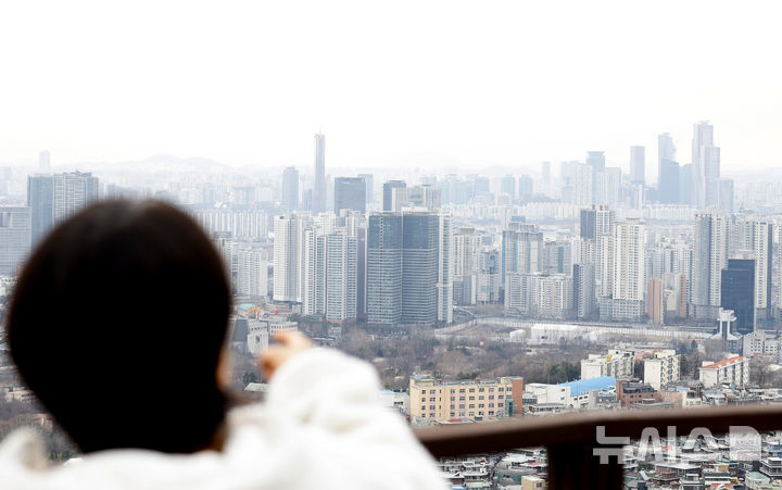 [서울=뉴시스] 김혜진 기자 = 사진은 26일 서울 중구 남산에서 서울시내 아파트가 보이고 있다. 2026.02.26. jini@newsis.com
