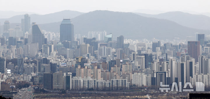 [서울=뉴시스] 김혜진 기자 = 서울 중구 남산에서 서울시내 아파트가 보이고 있다. 2026.02.26. jini@newsis.com