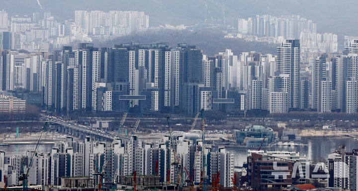 [서울=뉴시스] 김혜진 기자 = 지난 26일 서울 중구 남산에서 서울시내 아파트가 보이고 있다. 2026.02.26. jini@newsis.com