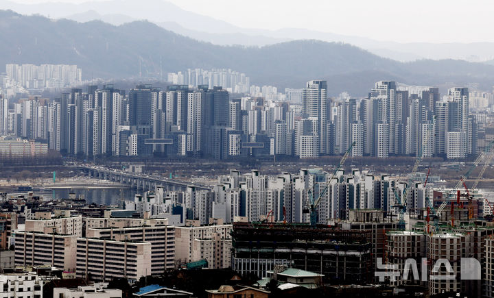 [서울=뉴시스] 서울 중구 남산에서 서울시내 아파트가 보이고 있다. 2026.02.26. jini@newsis.com